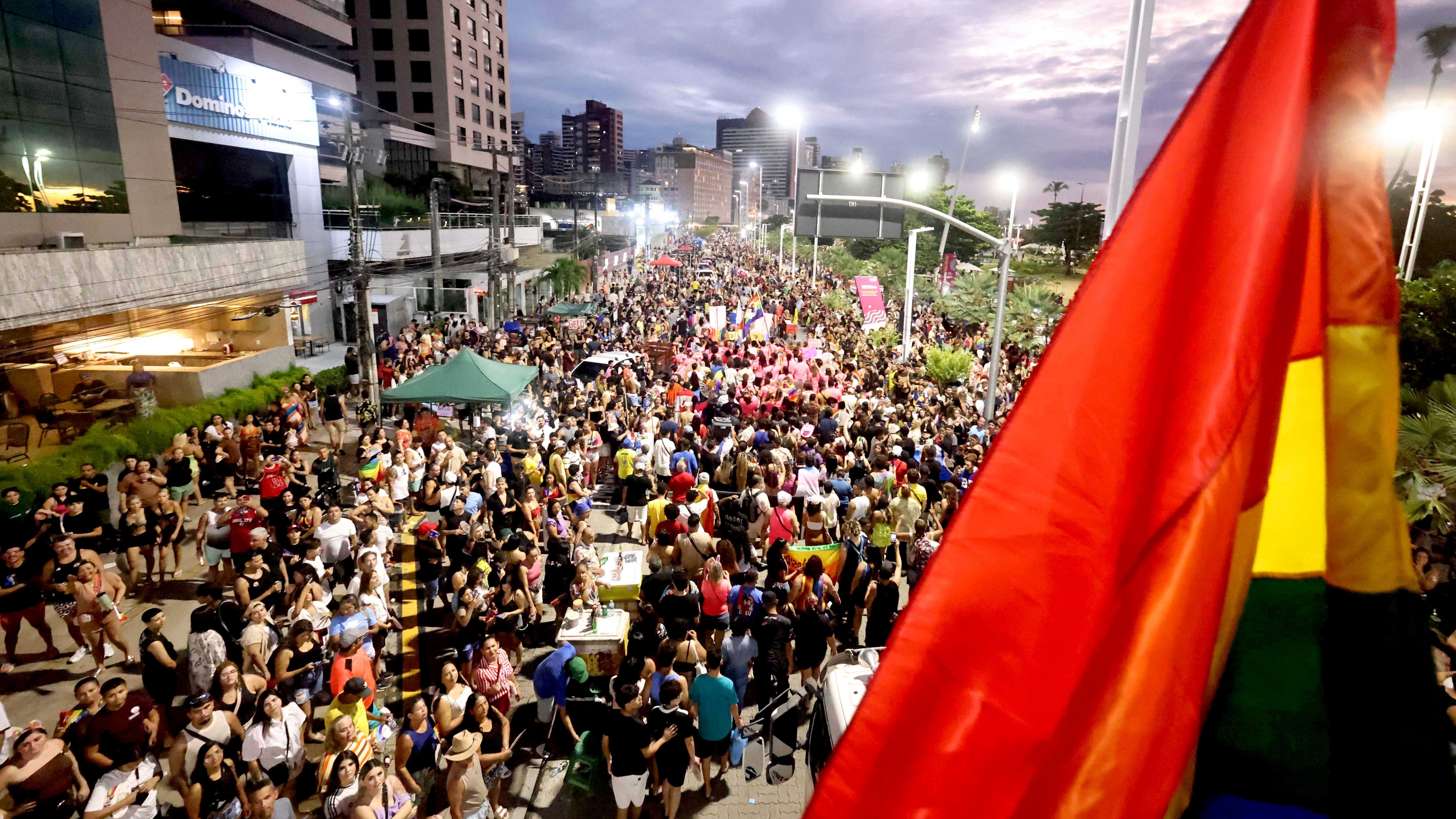 imagem mostra o público da parada da diversidade na beira-mar